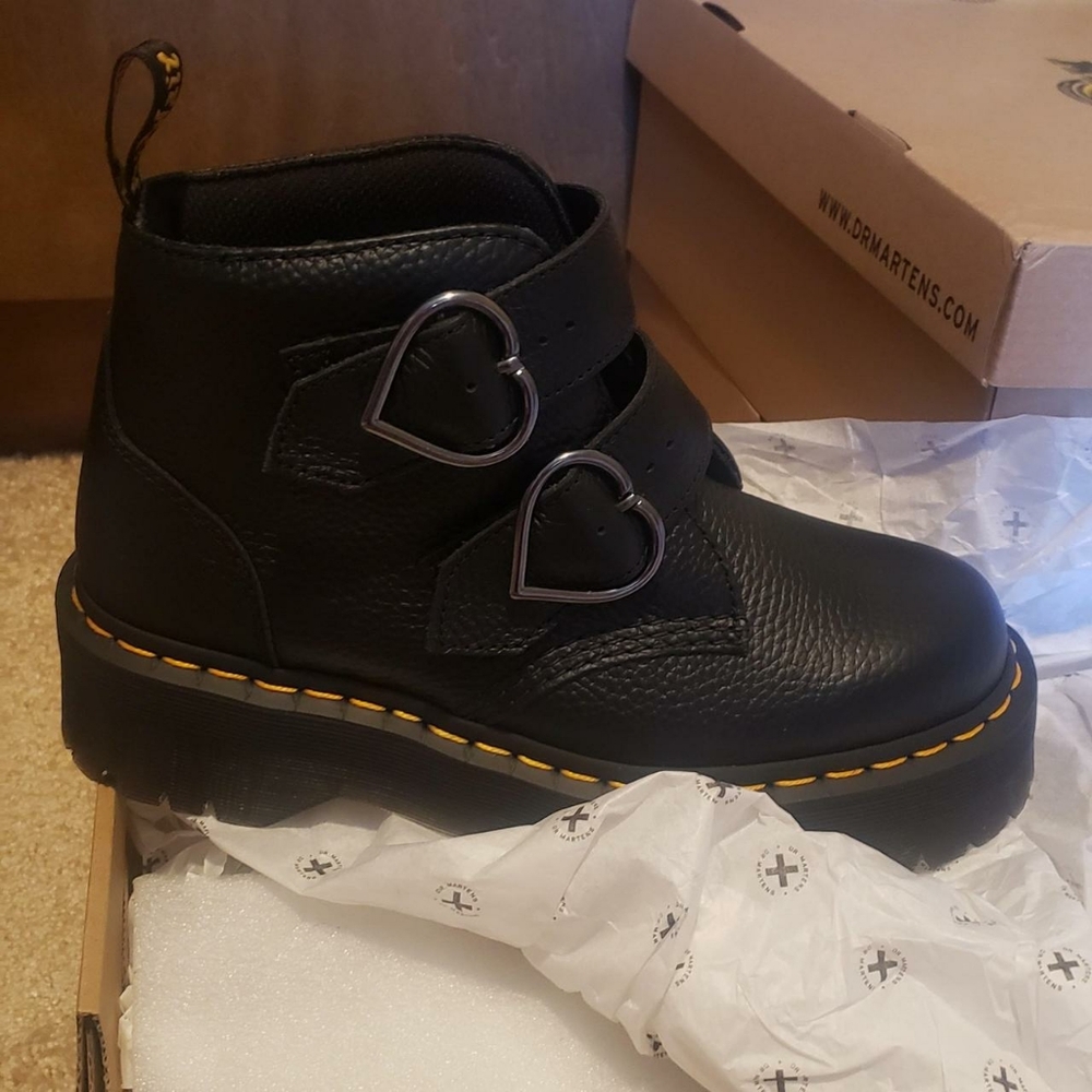 Dr. Martens Devon Heart